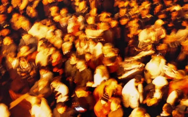 Bir genç, dayanışmayı düşünüyor