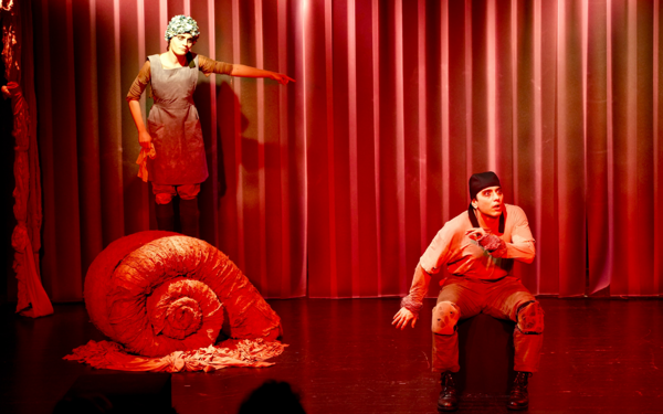 Sırtınızdaki dünya: Joko, Topor ve bir dayanışma sahnesi