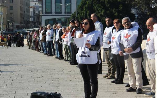 İnsan onuru ve barış için çabalıyoruz