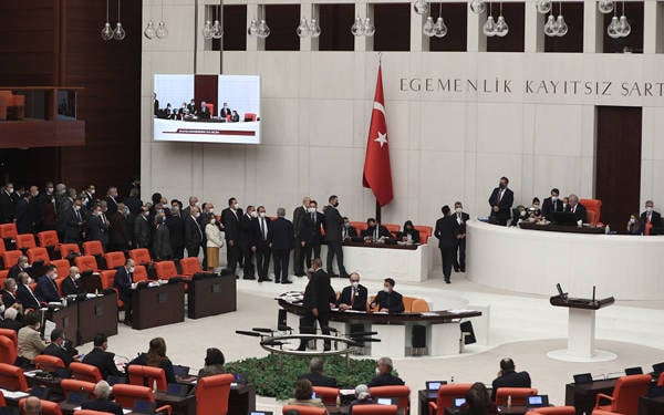 Devleti tanımak: Sopanın gölgesi, bayrağın arkası