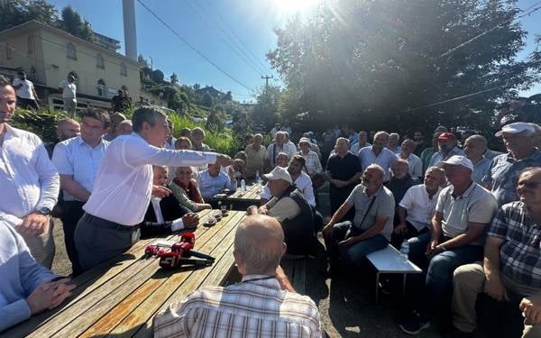 Rize sokakları ezber yıktı: Dert dinleyen Özel, yeni dertlerin sahibi oldu