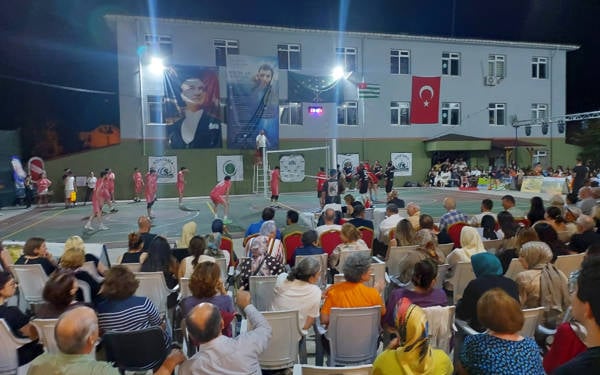 Bizi hâlâ aynı yerde buluşturan bağ