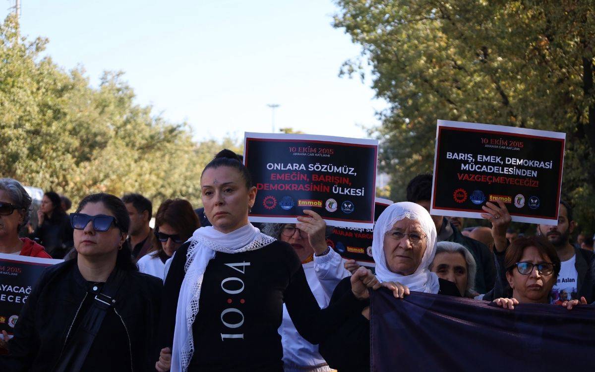 10 Ekim’de yaşamını yitirenler Ankara Garı’nda anıldı