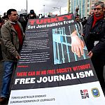 /haber/ileri-demokrasi-deyip-gazetecileri-tutukladilar-128525