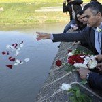 /haber/diyarbakir-ermenileri-dicle-nehri-nde-ciceklerle-anildi-146090