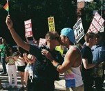/haber/homofobik-gosteriye-polisten-opucuklu-cevap-156470