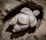 /haber/catalhoyuk-te-en-az-7500-yillik-eksiksiz-kadin-heykelcigi-bulundu-178706