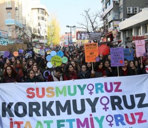 /haber/chp-report-half-of-women-in-turkey-don-t-have-a-bank-account-215738
