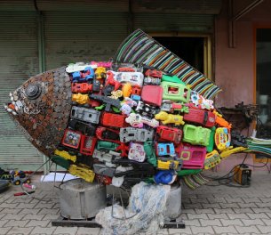 /haber/craftsperson-makes-fish-sculpture-out-of-trash-he-collected-from-beach-216964