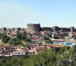 /haber/bricks-of-diyarbakir-fortress-being-stolen-and-sold-are-you-aware-of-the-looting-217466