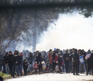 /haber/in-photos-refugees-stuck-at-border-crossing-as-greece-steps-up-measures-220745