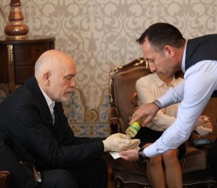 /haber/cologne-and-gloves-john-malkovich-visits-istanbul-mayor-amid-coronavirus-outbreak-221357