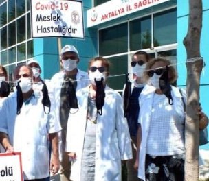 /haber/doctors-in-antalya-stage-protest-after-five-health-workers-died-of-covid-19-in-a-week-229997