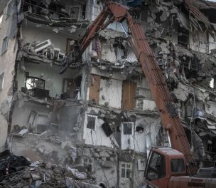 /haber/izmir-earthquake-seven-contractors-engineers-detained-over-collapsed-buildings-233927
