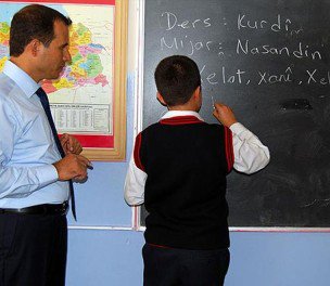 /haber/inisiyatifa-mamosteyen-kurdi-bila-zarok-li-dibistanan-dersa-kurdi-hilbijerin-237505