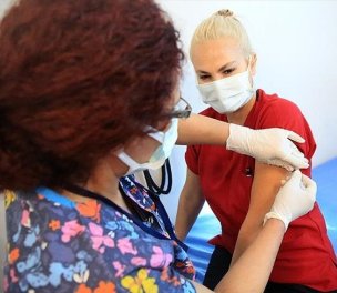 /haber/ministry-turkey-vaccinates-more-than-230-000-people-on-the-first-day-237589