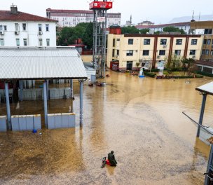 /haber/floods-hit-izmir-as-people-told-to-stay-at-home-238566