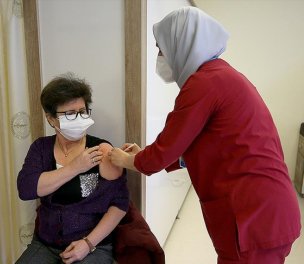 /haber/governor-half-of-people-in-55-59-age-group-not-vaccinated-in-istanbul-243512