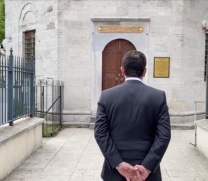 /haber/istanbul-mayor-probed-for-walking-with-hands-folded-behind-back-at-tomb-of-ottoman-sultan-243545