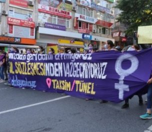 /haber/istanbul-convention-protests-women-close-istanbul-s-barbaros-boulevard-246156