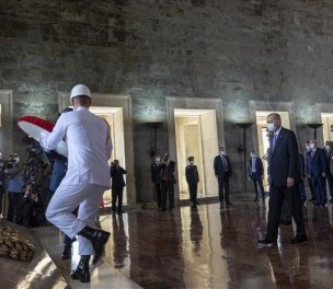 /haber/president-erdogan-opposition-leaders-visit-ataturk-s-mausoleum-to-mark-victory-day-249487