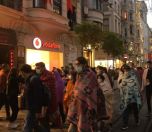 /haber/students-walk-along-istanbul-s-istiklal-avenue-in-blankets-to-protest-housing-problem-251463