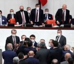 /haber/brawl-in-turkey-s-parliament-minister-soylu-walks-up-to-main-opposition-chp-s-ozel-254516