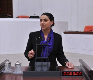 /haber/in-protest-of-ban-on-kurdish-hdp-deputy-reads-out-same-speech-in-kurdish-and-german-254721