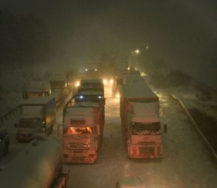/haber/thousands-stranded-on-snow-hit-highway-in-southeast-turkey-256446