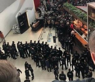 /haber/we-need-hotel-tourists-protest-as-many-stranded-in-istanbul-airport-after-blizzards-256756