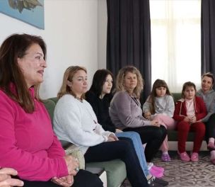 /haber/teacher-in-southern-turkey-hosts-10-refugees-from-ukraine-at-his-home-259183