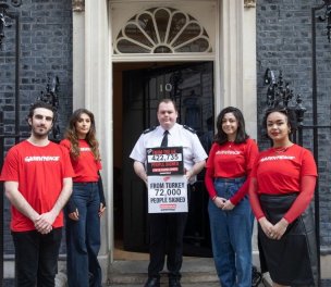 /haber/greenpeace-delivers-half-a-million-petitions-to-10-downing-street-against-waste-exports-to-turkey-259571