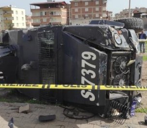 /haber/armored-vehicle-hits-civilian-car-in-diyarbakir-three-people-injured-260068
