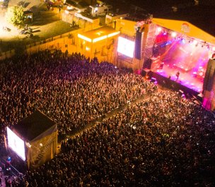 /haber/outrage-in-turkey-s-student-city-after-governor-bans-music-festival-for-no-reason-261598