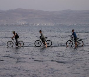 /haber/cyclists-pedal-to-bring-attention-to-decreasing-water-level-in-turkiye-s-largest-lake-267973