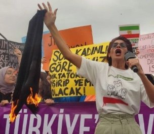 /haber/women-from-iran-burn-headscarves-in-istanbul-in-mahsa-amini-protests-267983