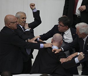 /haber/opposition-mp-spends-night-in-intensive-care-after-injured-in-brawl-in-parliament-271093
