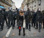 /haber/paris-te-sari-yelekliler-hukumetin-emeklilik-reformunu-protesto-etti-272541
