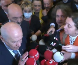 /haber/journalism-groups-denounce-bahceli-over-attack-on-reporter-at-parliament-273277