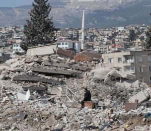 /haber/turkiye-s-media-authority-fines-three-tv-outlets-over-earthquake-coverage-274660
