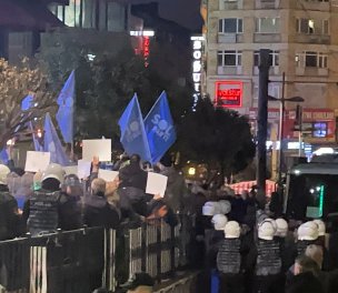/haber/dozens-of-protesters-three-media-workers-detained-in-earthquake-protest-in-istanbul-275013