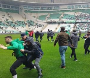 /haber/attack-on-amedspor-fans-question-how-explosives-racist-banners-allowed-in-stadium-275233