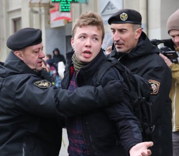 /haber/belarus-ucak-kacirarak-tutukladigi-gazeteciyi-serbest-birakti-279139