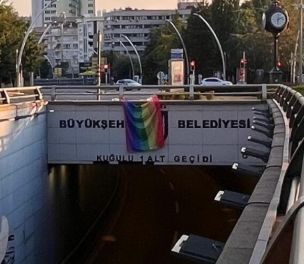 /haber/lgbti-activists-unfurl-rainbow-flags-in-ankara-against-bans-281444
