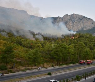 /haber/forest-fire-in-antalya-14-injured-as-efforts-underway-to-contain-blaze-281961