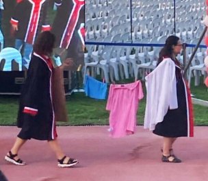 /haber/metu-students-defy-bans-at-graduation-ceremony-to-display-rainbow-trans-flags-282063