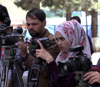 /haber/afganistan-medyasinda-taliban-la-iki-yil-kadin-gazetecilerin-yuzde-80-i-sektorden-cikti-282779