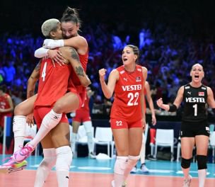 /haber/turkey-s-women-s-volleyball-team-defeats-serbia-to-clinch-first-ever-european-title-283510