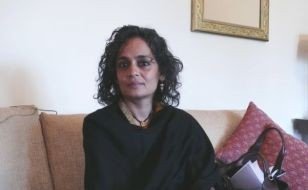 Arundhati Roy: Kapitalizm Dink Cinayeti Gibi İhlallerden Besleniyor