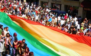 Tarihe Renkli Bir Sayfa Daha: Homofobiye Karşı Yürüyüş